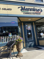 Mannino's Cannoli Express outside