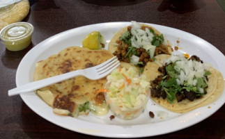 El Roble Salvadoran food