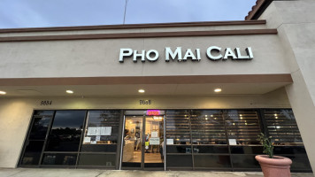 Pho Mai Cali outside