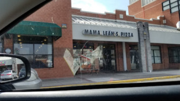 Mama Leah's Pizza outside