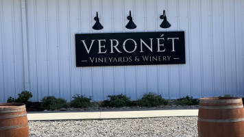 Veronét Vineyards Winery outside