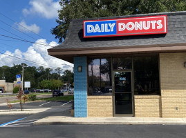 Daily Donuts outside