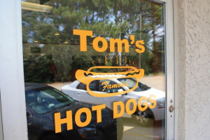 Tom's Hot Dogs-on The Beach outside