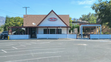 Ojai Pizza Company, Oak View outside