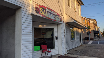 Smmackin Sammiches Ii outside