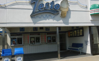 Zesto Ice Cream outside