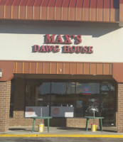 Max's Dawg House outside