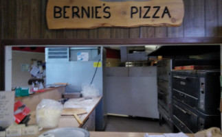 Bernie's Pizza food