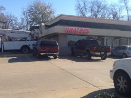 Braum's Ice Cream Dairy Store outside