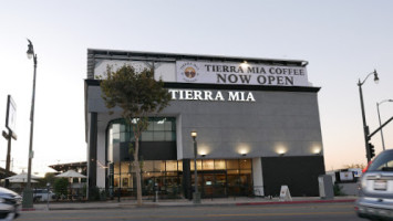 Tierra Mia Coffee outside