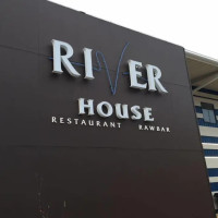 River House Restaurant And Raw Bar inside