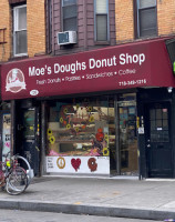 Moe's Doughs Donut Shop outside