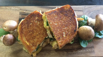 Queso Kings Grilled Cheese food