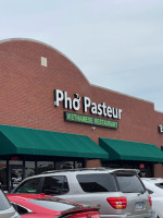 Phở Pasteur outside