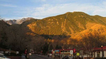 Pikes Peak Inn outside