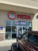 Gio's Pizza outside
