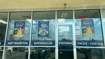 Tacos El Cuñado outside