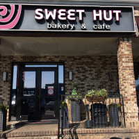 Sweet Hut Bakery Cafe outside