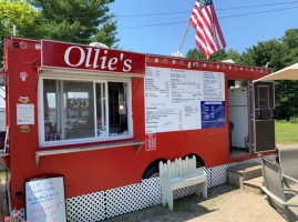 Ollie's Food Truck outside