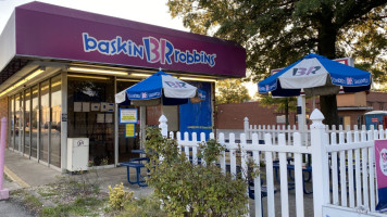 Baskin-Robbins outside