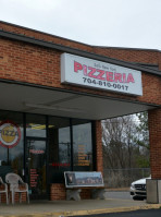 Sal's New York Pizzeria inside
