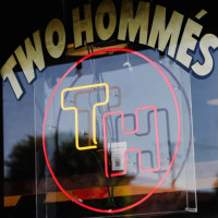 Two Hommés food