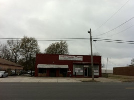 Walt's Smokehouse outside