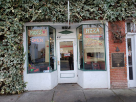 Pogo's Pizza outside
