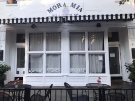 Mora Mia Cafe Smoothie outside