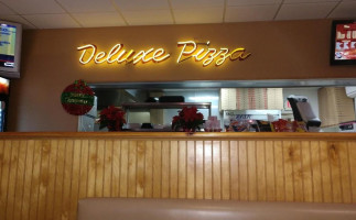 Deluxe House Of Pizza inside