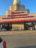 Freddy's Frozen Custard & Steakburgers outside