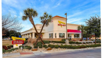 In-n-out Burger outside