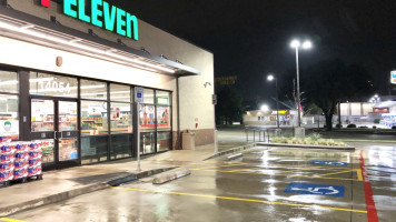 7-eleven outside