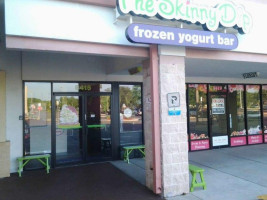 The Skinny Dip Frozen Yogurt outside