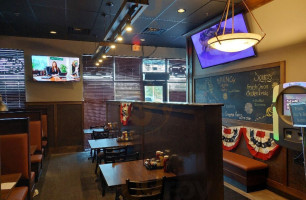 Fox's Pizza Restaurant And Bar inside