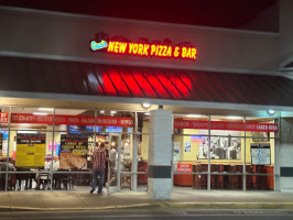 Gus's New York Pizza inside