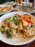 Si Lom Asian Cuisine food