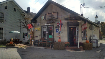 Tracy's Corner Grocery/donnie's Homestyle Kitchen outside