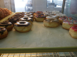 Bea's Donuts outside