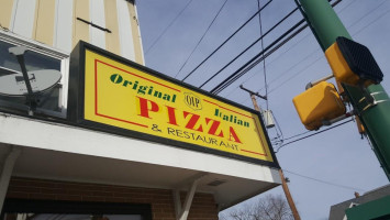 Everett Original Italian Pizza outside