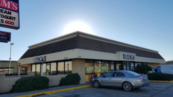 Braum's Ice Cream Dairy Store outside