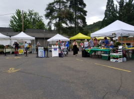 Umpqua Valley Farmers' Market outside