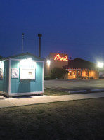 Gibson's Shaved Ice outside