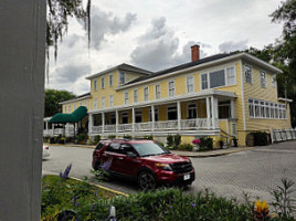 The Lakeside Inn outside