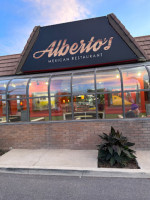 Alberto's Mexican Food outside