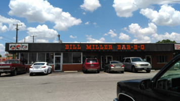 Bill Miller -b-q outside