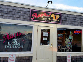 Aunties' Ice Cream Parlor outside