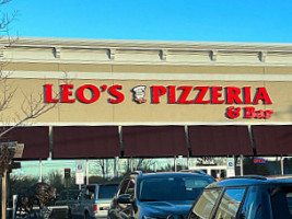 Leo's Pizzeria outside