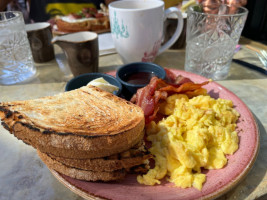 Gaslamp Breakfast Company food