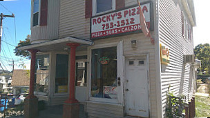 Rocky's Pizza outside